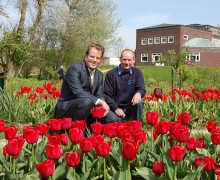 Dr. Jörg Garbrecht (l.) und H.-U. Glashoff in Noldes Garten