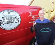 Hans-Uwe Glashoff mit Unterstützer-Shirt am Transporter