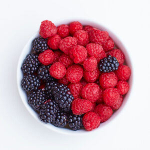 reife Himbeeren und Brombeeren in einer Schüssel