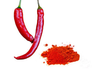 rote Chili Schoten und gemahlener Chili