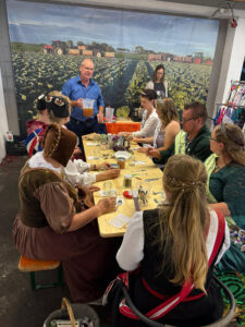 Kohlregentinnen am Tisch sitzend